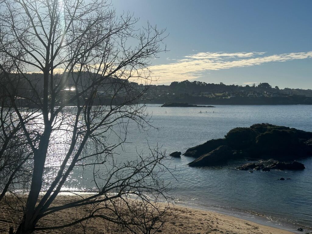 Playa con montañas en Galicia España