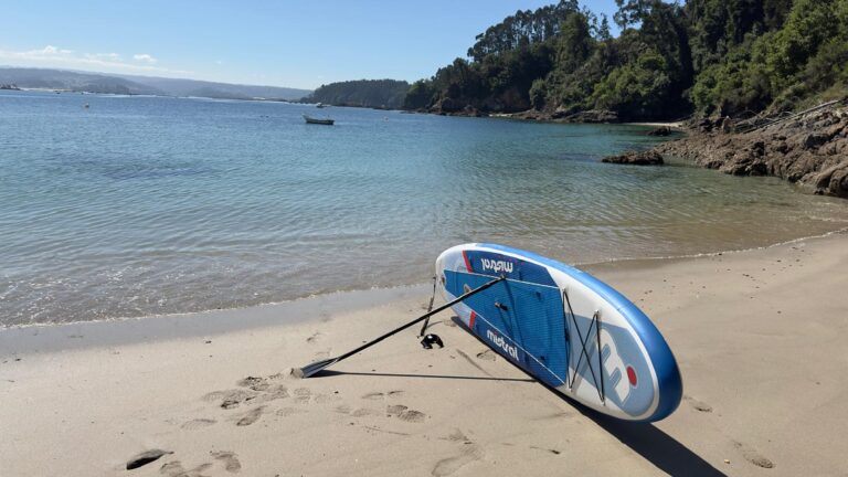 Tabla de surf en una playa de Galicia España